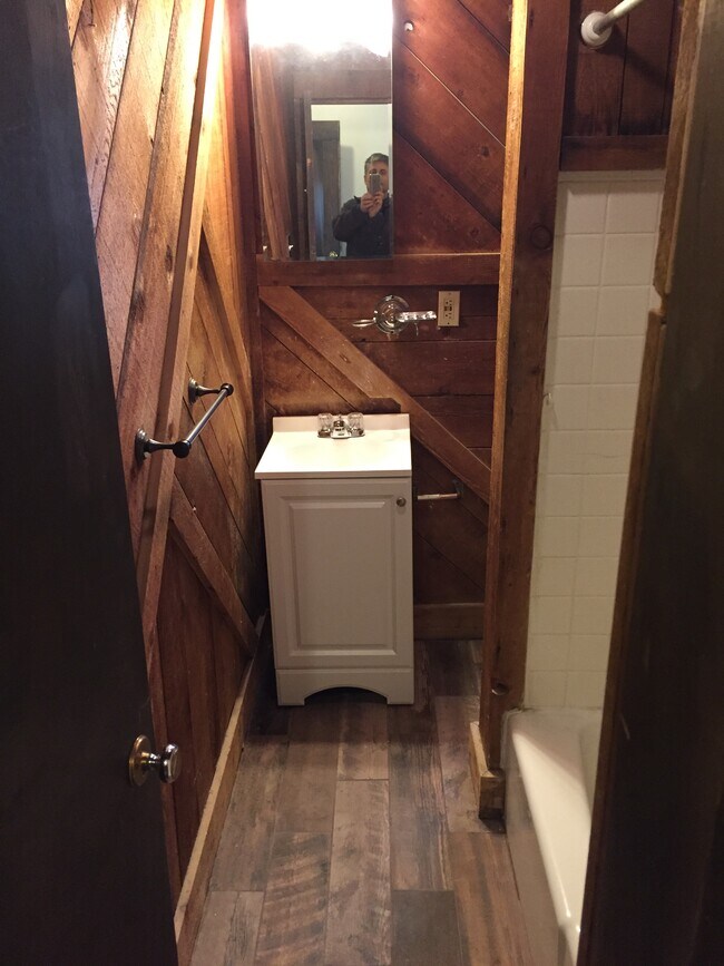 bathroom - 128 W Sycamore St