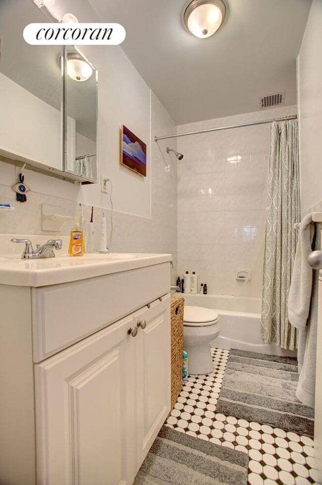 Building Photo - 55 W 75th St