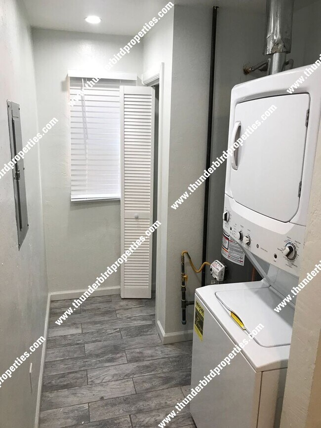 Building Photo - 1225 San Mateo Blvd SE