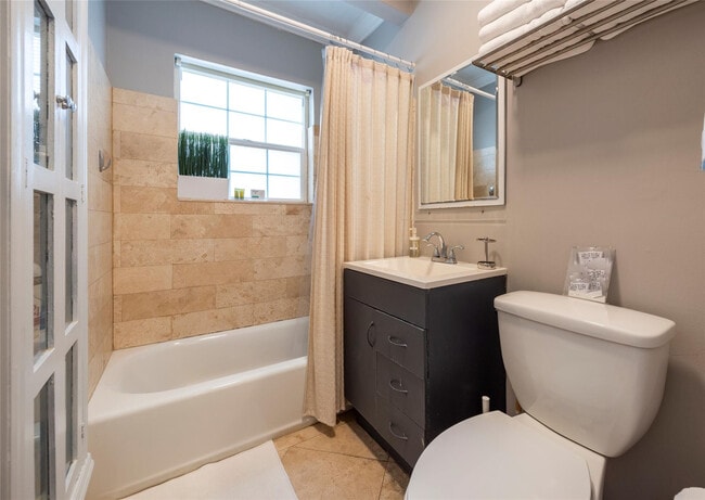 Building Photo - 1541 NW 6th Ave