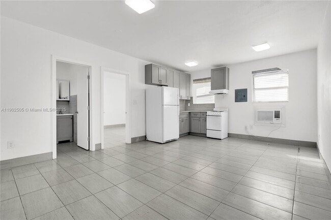 Building Photo - 13390 NE 6th Ave