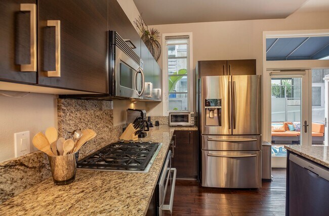 Building Photo - Modern Townhome Living in the Heart of Dow...