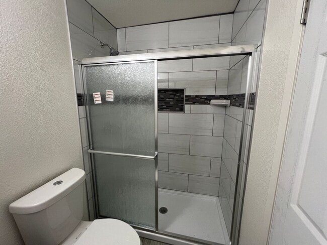 Building Photo - 2-bedroom condo near shopping & restaurants!