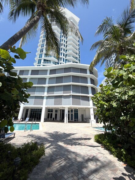 Building Photo - 6515 Collins Ave