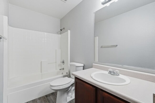 Building Photo - HUGE 6 Bedroom Home - Westgate and Freeways Nearby!