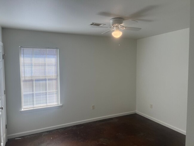 Building Photo - 3 Bed 2 Bath Duplex