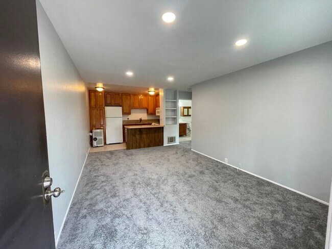 Building Photo - Comfortable, Convenient Living In Premier Mission Valley Complex