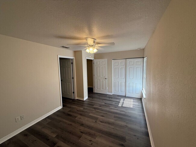 Building Photo - 2 Bedroom, 2 1/2 Bathroom Apartment