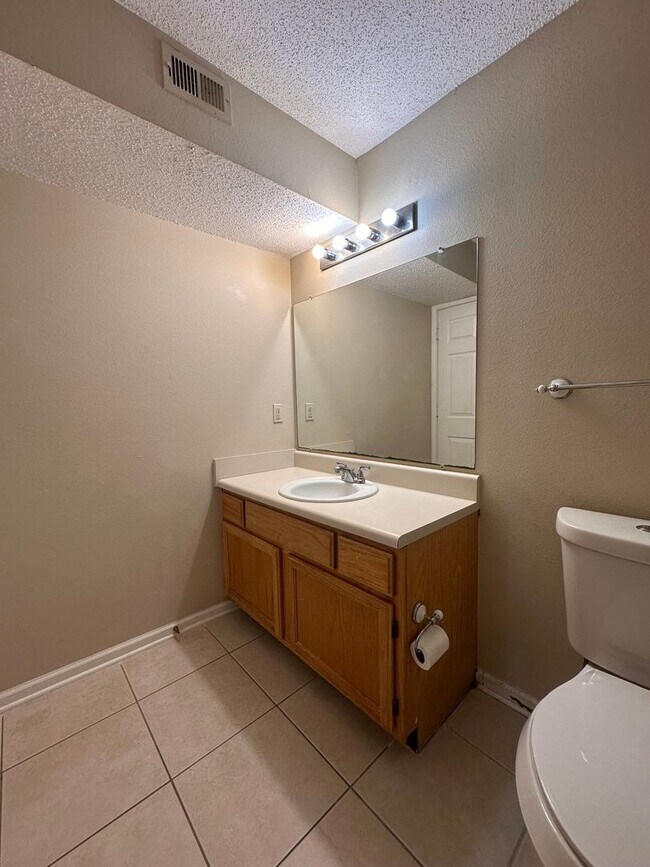 Building Photo - Spacious 1B/1B Unfurnished Condo near Beach in the Heart of Destin!