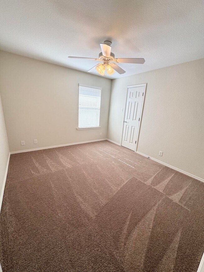 Building Photo - 3 Bed 2 Bath Ready To Rent ASAP!