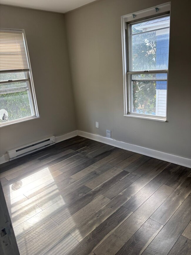 Building Photo - Charming 3-Bedroom Twin Home for Rent in L...