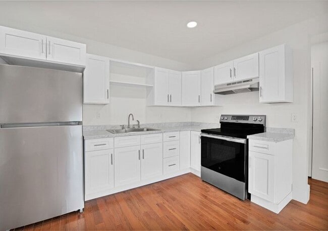 Building Photo - Renovated 2 Bedroom in Downtown Victorian Complex