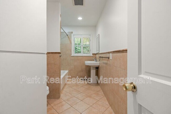 Building Photo - 1209 Roosevelt Dr