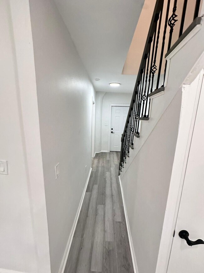 Building Photo - 109 S 7th Ave