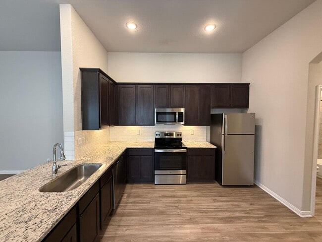 Building Photo - 3bd 2ba in Prime Location