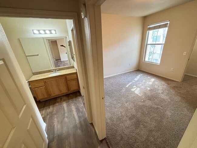 Building Photo - Fantastic 2Bed/2Bath Condo in Southwest Area