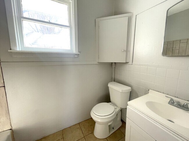 Building Photo - 1700 S Lincoln St