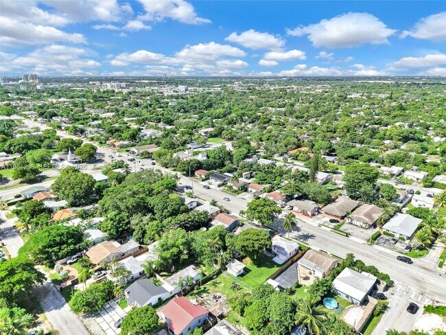 Building Photo - 1328 N Andrews Ave