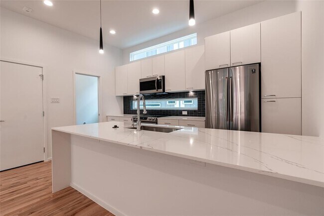 Building Photo - 5931 Ross Ave