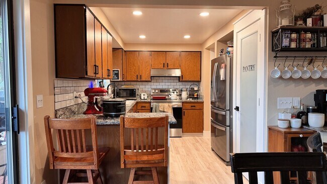 Building Photo - Fantastic Home Close to Schools, Shopping ...