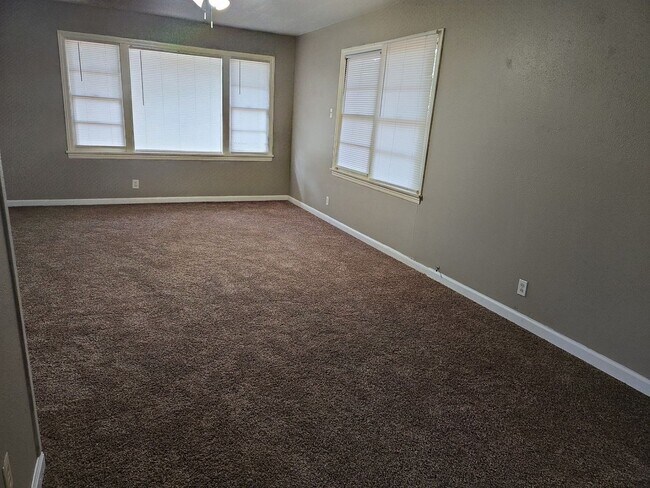 Building Photo - 302 Bridal Wreath Ave