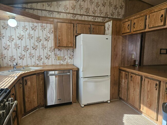 Building Photo - Large 3 bed/2 bath manufactured home in de...