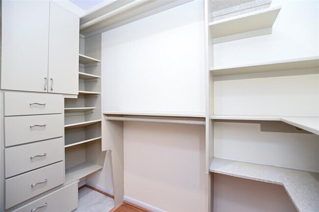 Building Photo - 1215 Briarpark Dr