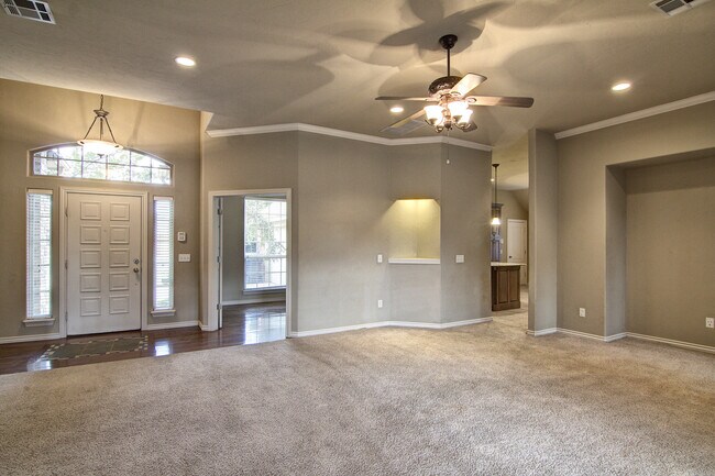 Building Photo - Spacious 3 bedroom/ Study -2264 sq ft.- Edmond Schools - Close to Quail Springs and Chisholm Cree...