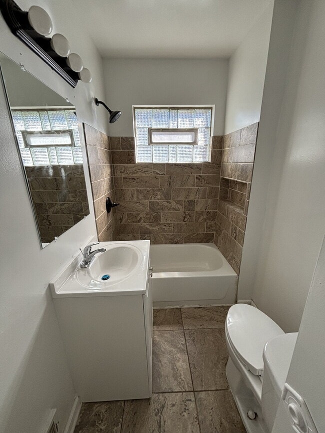 Building Photo - Charming 4-Bed Home in Tarrytown!
