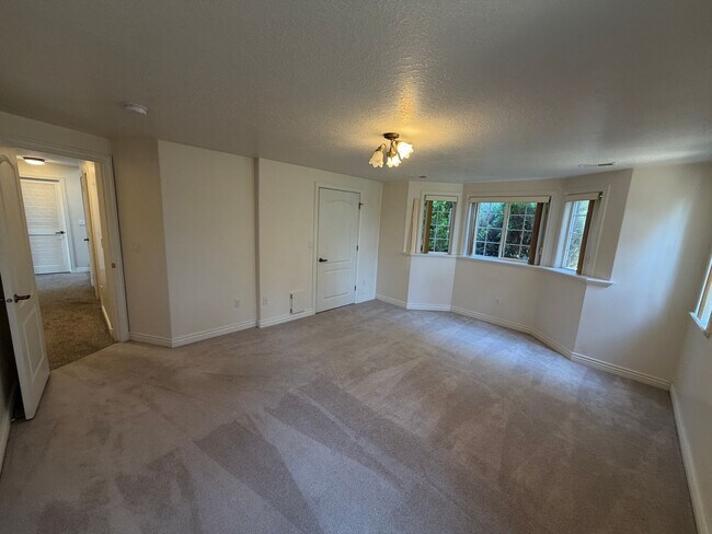 Building Photo - Spacious 4 Bed, 5 Bath Home with 3-Car Garage in Layton!