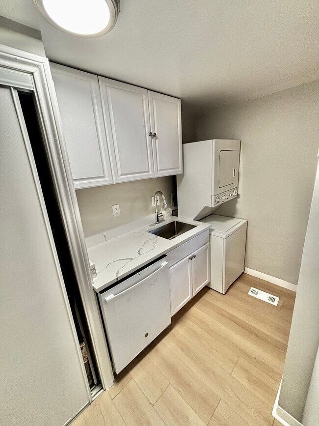 Building Photo - Prime Location! 1BR Bungalow Near DU, Light Rail & Porter Hospital — Available Now!!