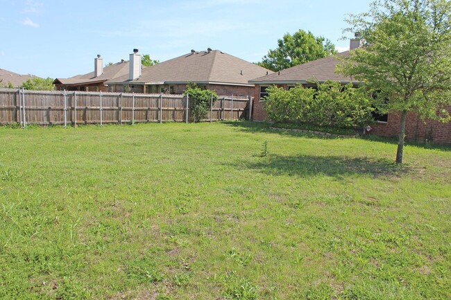 Building Photo - 4 Bedroom 2 Bath home for Lease