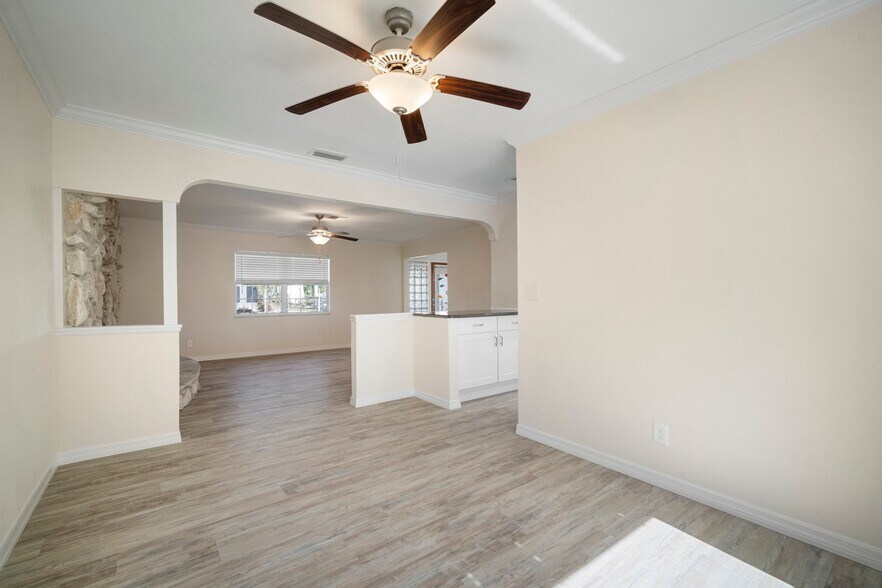 Building Photo - 910 Spindle Palm Way