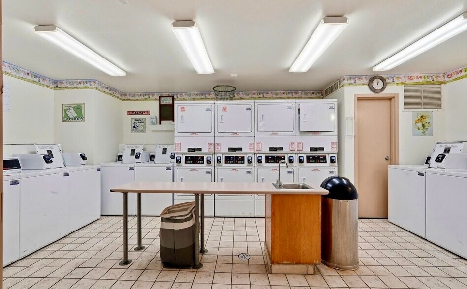 Building Photo - 5325 Newcastle Ave