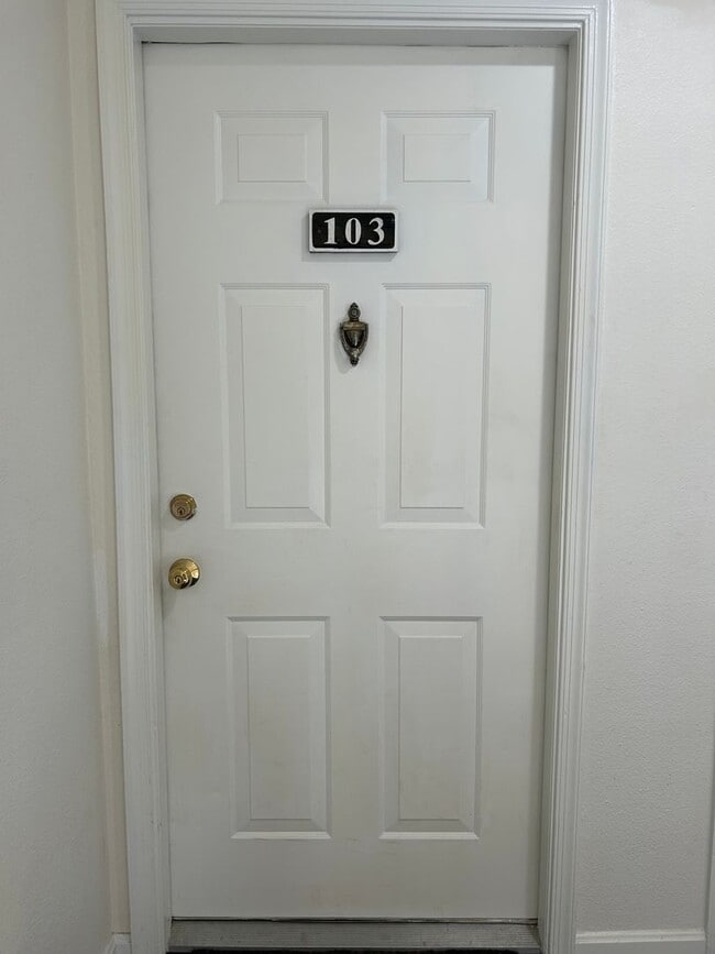 Building Photo - Third Floor Condo Available Now in Leesburg!