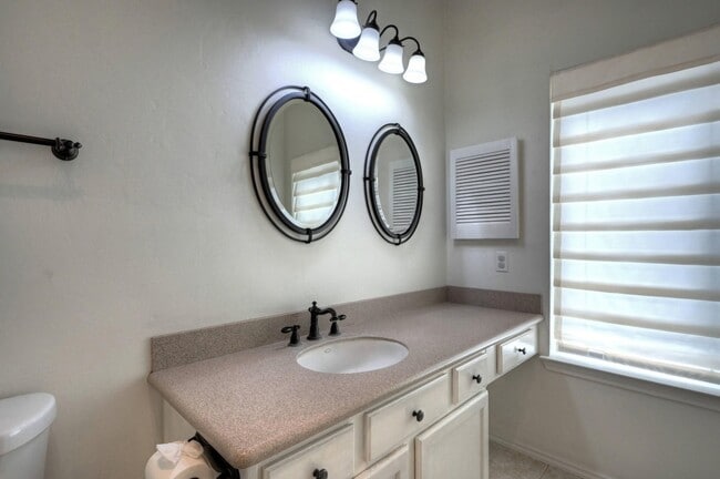 Building Photo - 9859 Meadow Bend Ln