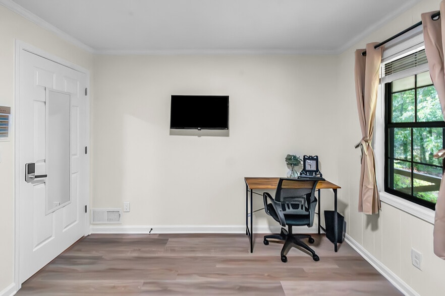 Building Photo - 1812 Wiggins Cir SW