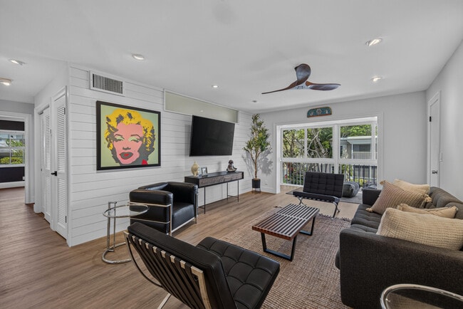 Building Photo - 6515 Bay Club Dr