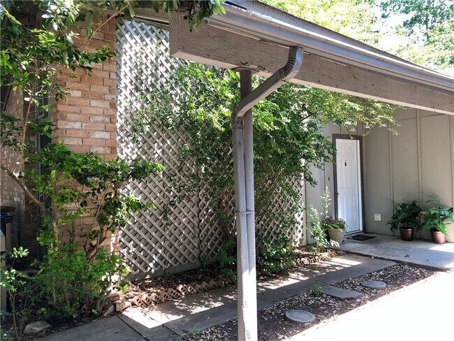 Primary Photo - 2400 Berkeley Ave