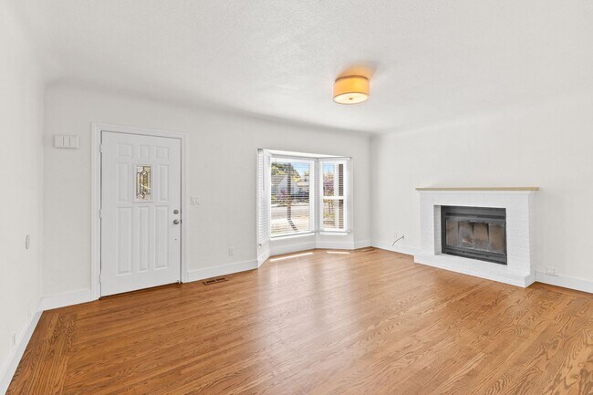 Building Photo - Charming & Spacious Single Family Home