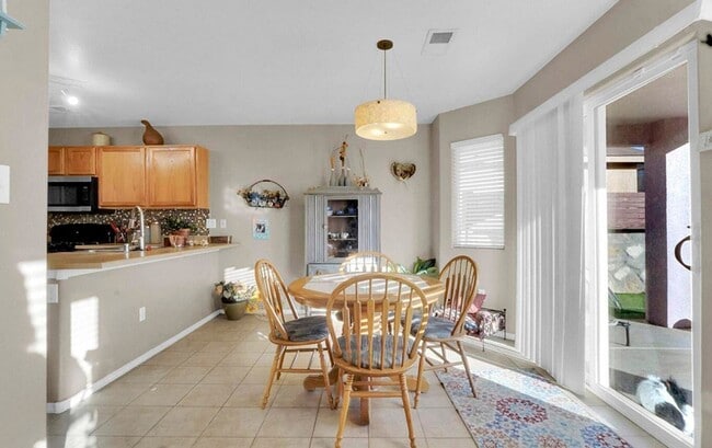 Building Photo - Spacious 3/3 close to NASA / WSMR