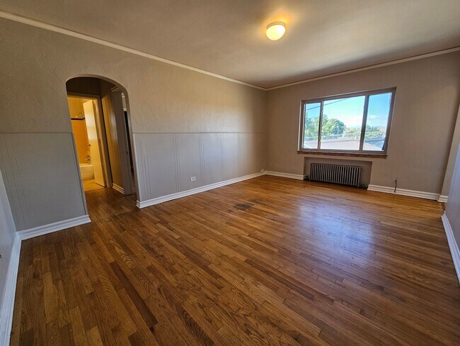 Building Photo - Charming Large 1 Bedroom in the Heart of the City