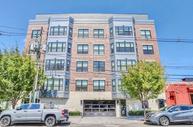 Building Photo - 366 6th St