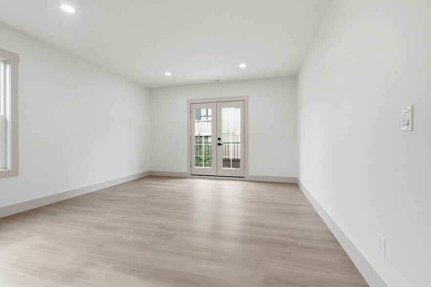 Building Photo - 437 NE Fargo St