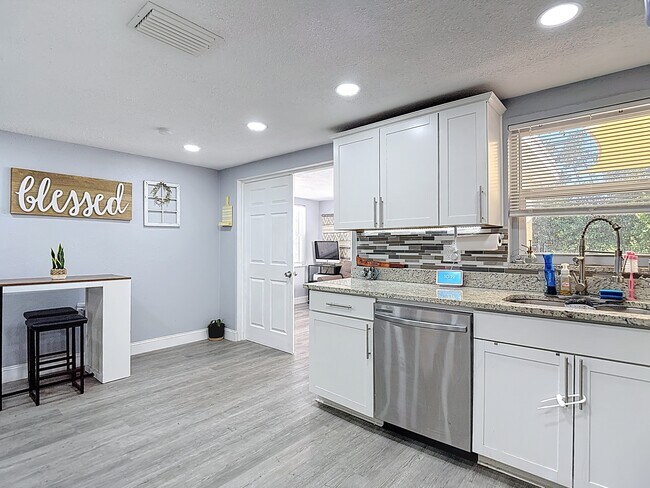 Building Photo - 5913 Appletree Rd