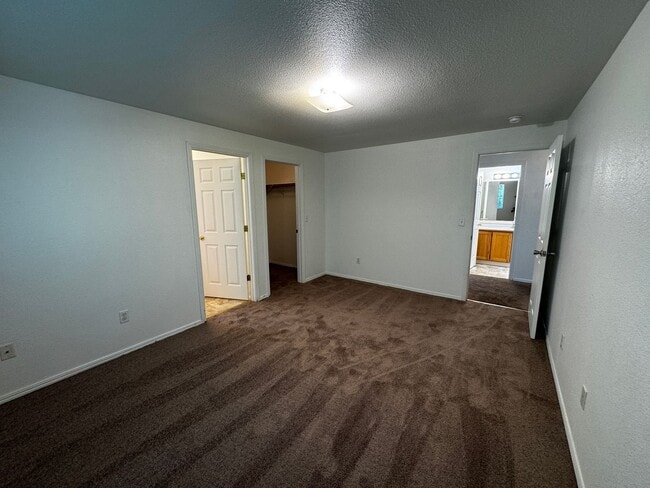 Building Photo - Beautiful pet-friendly home in a wooded ar...