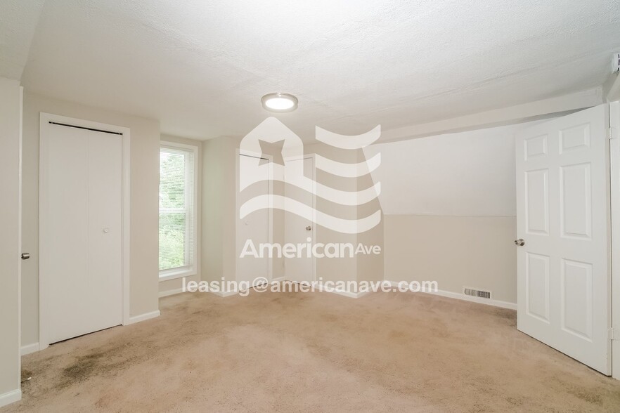 Building Photo - 520 N Gladstone Ave