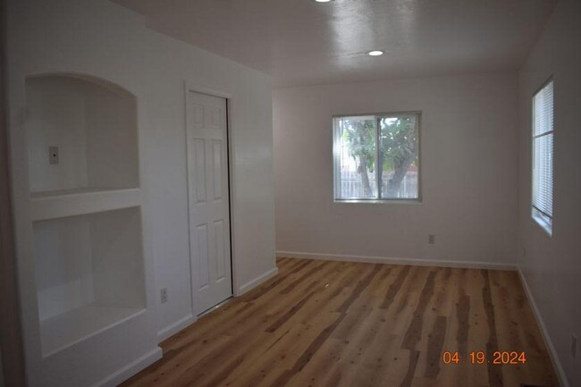 Building Photo - Charming Two-Bedroom, One-Bath Unit – Avai...
