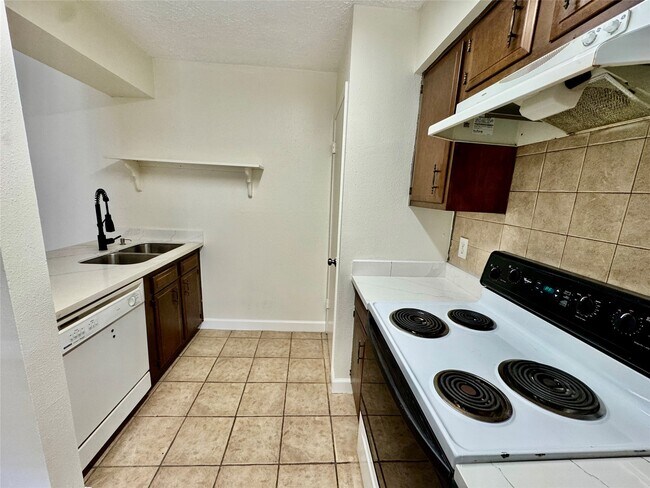 Building Photo - 10555 Turtlewood Ct