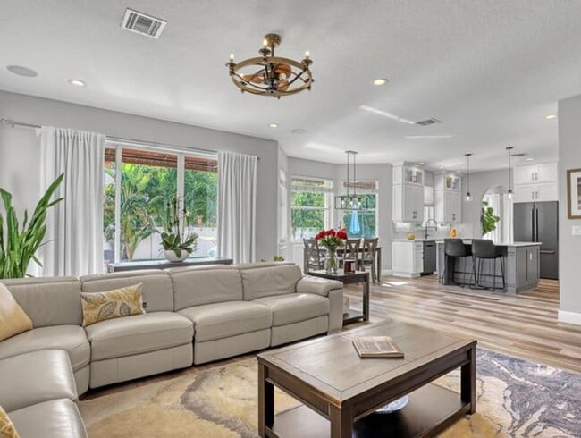 Building Photo - 2227 Ridgewood Cir